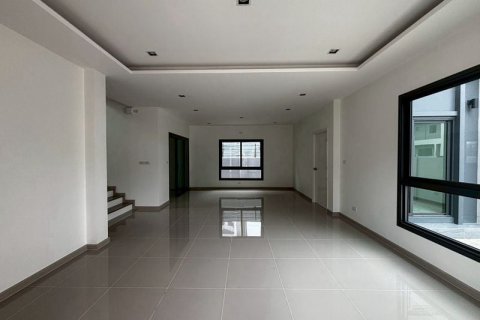 Casa de 4 dormitorios en Pattaya, Tailandia № 125626 - foto 4