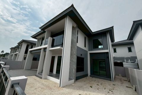 Casa de 4 dormitorios en Pattaya, Tailandia № 125626 - foto 2