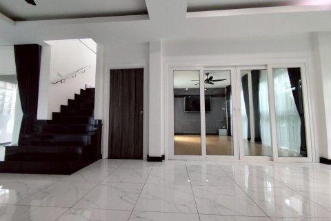 Casa de 3 dormitorios en Pattaya, Tailandia № 126532 - foto 10