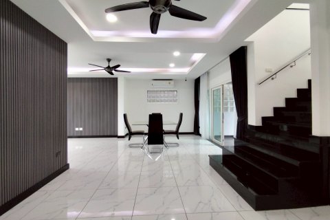 Casa de 3 dormitorios en Pattaya, Tailandia № 126532 - foto 9