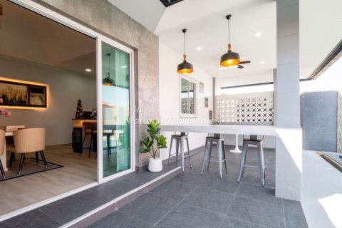 Casa de 4 dormitorios en Pattaya, Tailandia № 123494 - foto 3