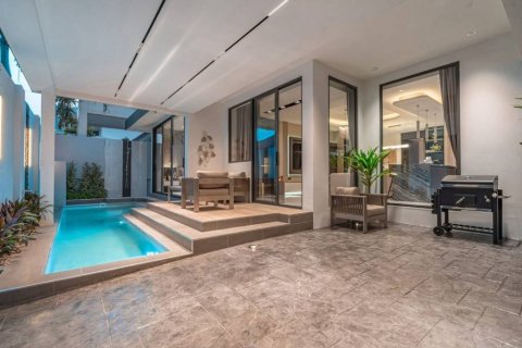 Chalet de 4 dormitorios en Pattaya, Tailandia № 124459