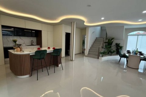 Chalet de 5 dormitorios en Pattaya, Tailandia № 132535 - foto 10