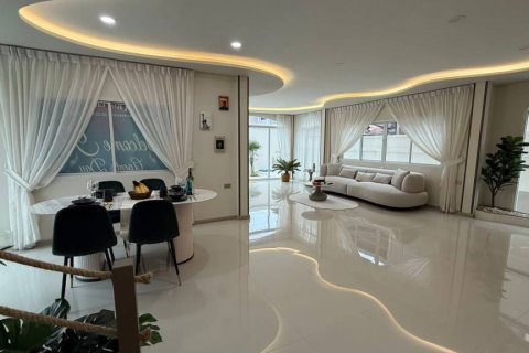 Chalet de 5 dormitorios en Pattaya, Tailandia № 132535 - foto 4