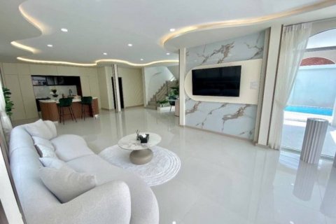 Chalet de 5 dormitorios en Pattaya, Tailandia № 132535 - foto 2