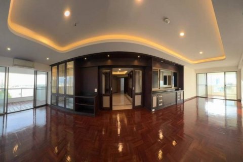 Condominio de 3 dormitorios en Bang Kho Laem, Bangkok, Tailandia № 132536