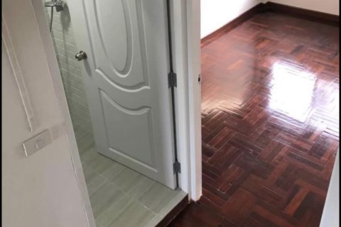 Adosado de 4 dormitorios en Bangkok, Tailandia № 143681 - foto 10