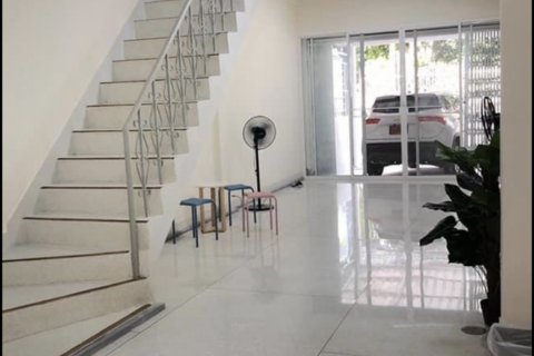 Adosado de 4 dormitorios en Bangkok, Tailandia № 143681 - foto 3
