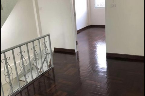 Adosado de 4 dormitorios en Bangkok, Tailandia № 143681 - foto 7