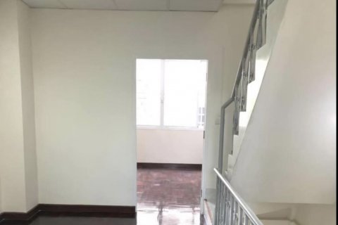 Adosado de 4 dormitorios en Bangkok, Tailandia № 143681 - foto 6