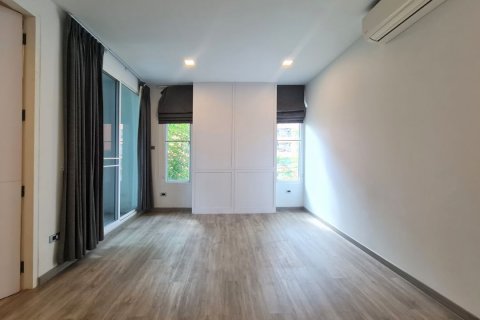 Adosado de 3 dormitorios en Khlong Toei, Bangkok, Tailandia № 123884 - foto 4