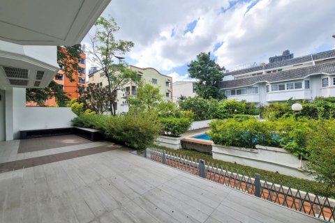 Adosado de 3 dormitorios en Khlong Toei, Bangkok, Tailandia № 123884 - foto 3