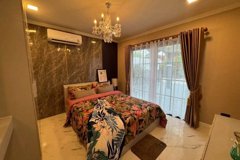Casa de 5 dormitorios en Pattaya, Tailandia № 125545 - foto 10