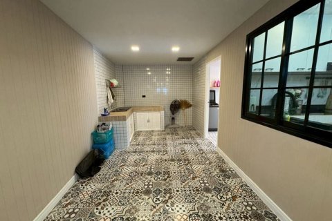 Casa de 5 dormitorios en Pattaya, Tailandia № 125545 - foto 11