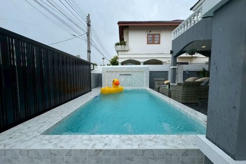 Casa de 5 dormitorios en Pattaya, Tailandia № 125545 - foto 3