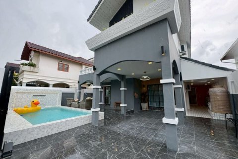 Casa de 5 dormitorios en Pattaya, Tailandia № 125545 - foto 2