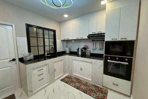 Casa de 5 dormitorios en Pattaya, Tailandia № 125545 - foto 13