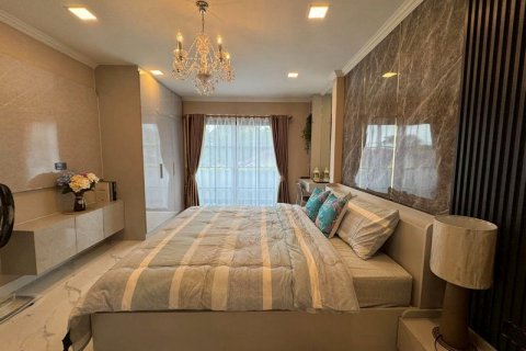 Casa de 5 dormitorios en Pattaya, Tailandia № 125545 - foto 9