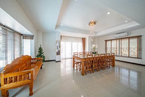 Casa de 4 dormitorios en Pattaya, Tailandia № 125542 - foto 11