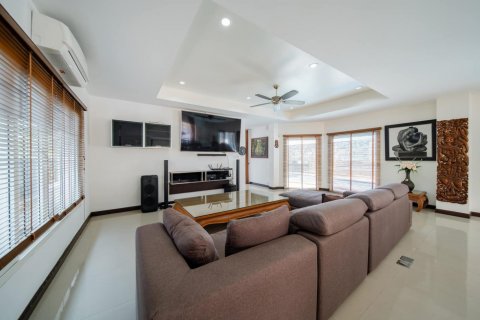 Casa de 4 dormitorios en Pattaya, Tailandia № 125542 - foto 17