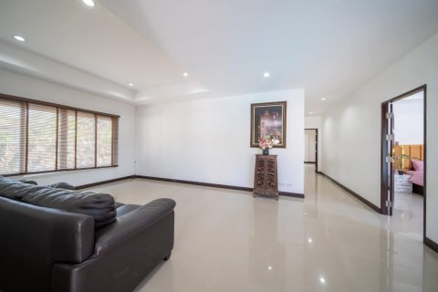 Casa de 4 dormitorios en Pattaya, Tailandia № 125542 - foto 16
