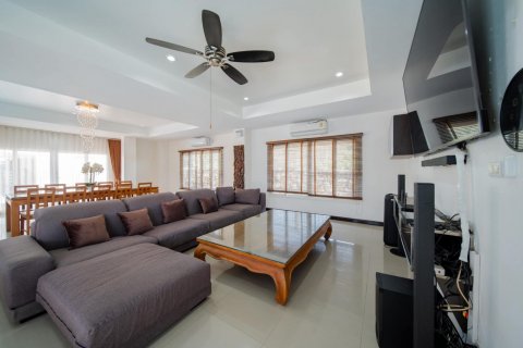 Casa de 4 dormitorios en Pattaya, Tailandia № 125542 - foto 14