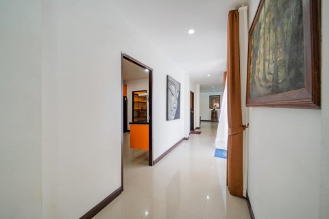 Casa de 4 dormitorios en Pattaya, Tailandia № 125542 - foto 22