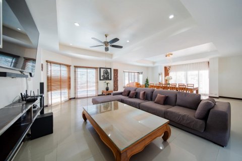 Casa de 4 dormitorios en Pattaya, Tailandia № 125542 - foto 21