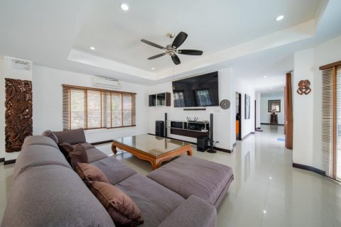 Casa de 4 dormitorios en Pattaya, Tailandia № 125542 - foto 13