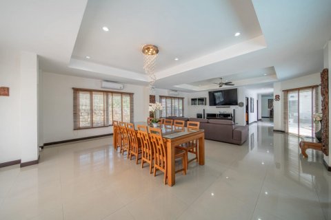 Casa de 4 dormitorios en Pattaya, Tailandia № 125542 - foto 20