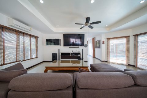 Casa de 4 dormitorios en Pattaya, Tailandia № 125542 - foto 12