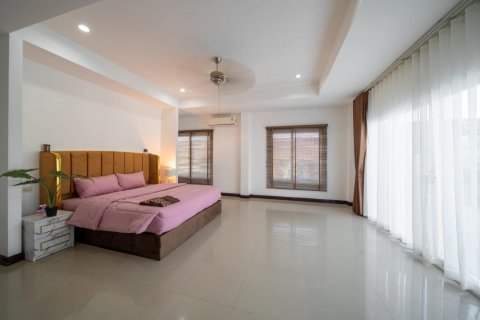 Casa de 4 dormitorios en Pattaya, Tailandia № 125542 - foto 30