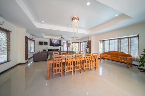 Casa de 4 dormitorios en Pattaya, Tailandia № 125542 - foto 19