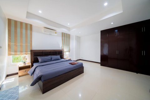 Casa de 4 dormitorios en Pattaya, Tailandia № 125542 - foto 25