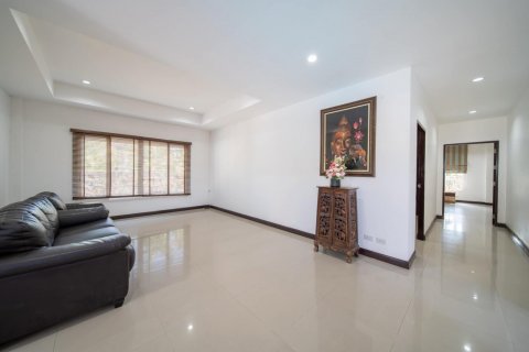 Casa de 4 dormitorios en Pattaya, Tailandia № 125542 - foto 15