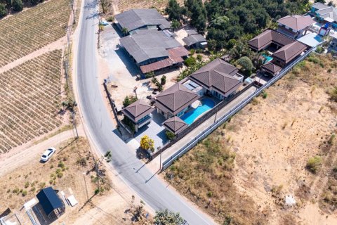 Casa de 4 dormitorios en Pattaya, Tailandia № 125542 - foto 6