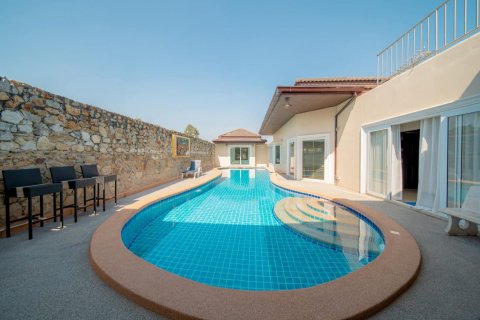 House in Pattaya, Thailand 4 bedrooms № 125542