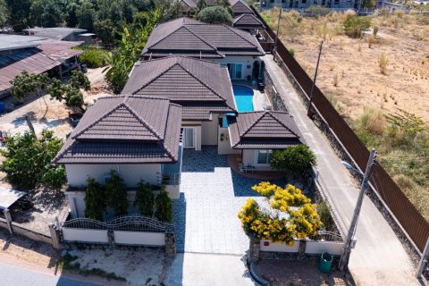 Casa de 4 dormitorios en Pattaya, Tailandia № 125542 - foto 3