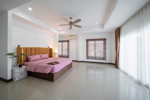Casa de 4 dormitorios en Pattaya, Tailandia № 125542 - foto 27
