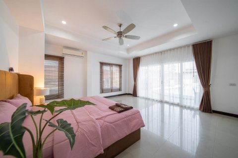 Casa de 4 dormitorios en Pattaya, Tailandia № 125542 - foto 29