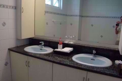Condominio de 2 dormitorios en Khlong Toei, Bangkok, Tailandia № 76714 - foto 11