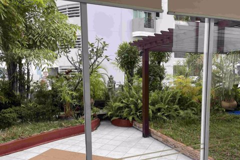 Condominio de 2 dormitorios en Khlong Toei, Bangkok, Tailandia № 76714 - foto 17