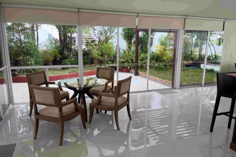 Condominio de 2 dormitorios en Khlong Toei, Bangkok, Tailandia № 76714 - foto 16