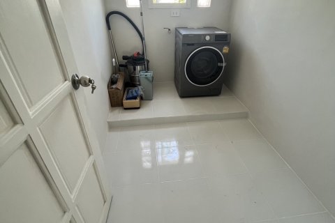 Adosado de 5 dormitorios en Bangkok, Tailandia № 100446 - foto 11