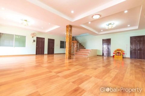 Haus in Pattaya, Thailand 8 Schlafzimmer № 81921 - Foto 3
