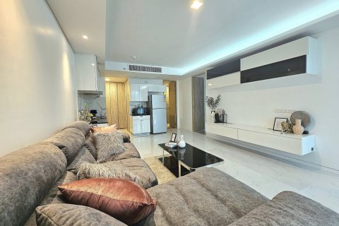 Condo in Bangkok, Thailand, 2 bedrooms № 125597 - photo 2