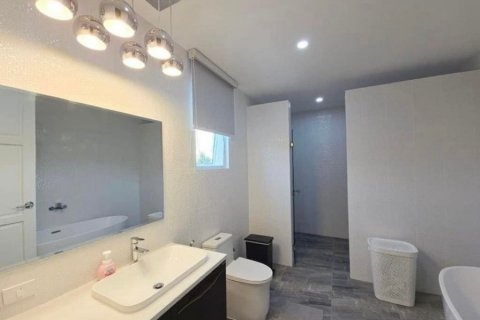 Casa de 4 dormitorios en Hua Hin, Tailandia № 125378 - foto 15