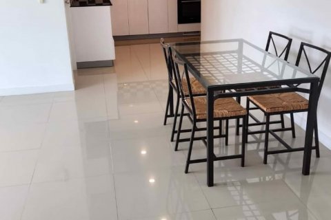 Condominio de 2 dormitorios en Khlong Toei, Bangkok, Tailandia № 79318 - foto 2