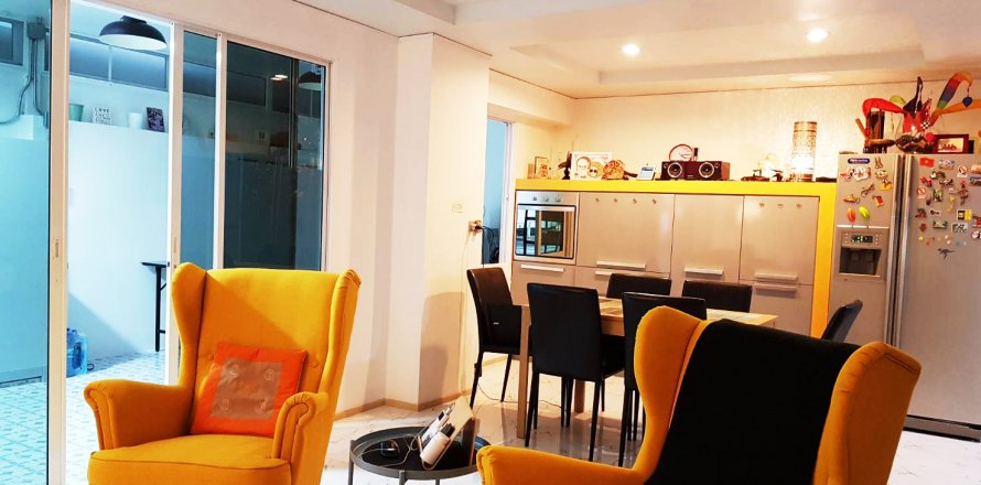 Adosado de 3 dormitorios en Bangkok, Tailandia № 144122