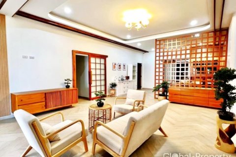 Casa de 4 dormitorios en Pattaya, Tailandia № 120472 - foto 4